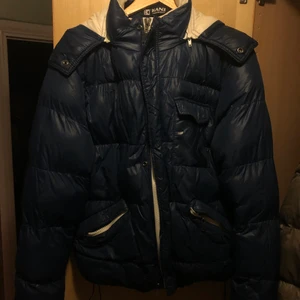 Varm dunjacka - Borttagbar huva. I väldigt bra skick. Perfekt till vinter/höst