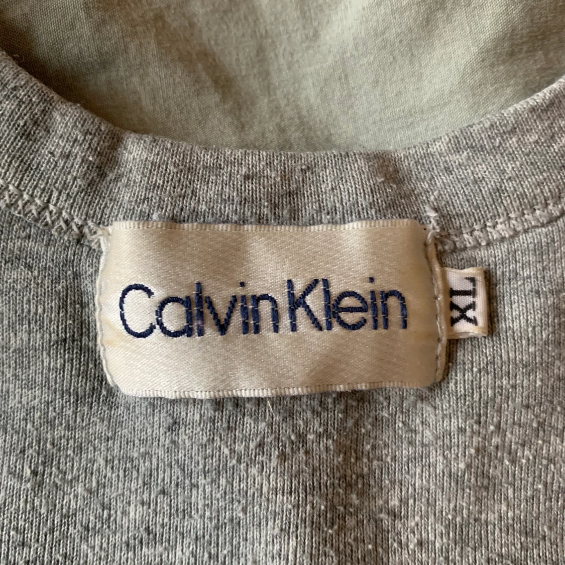 Grått linne med logga. - 91
