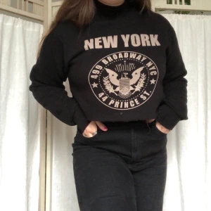 Croppad collegetröja - Supercoool svart collegetröja i croppad model med ett New York tryck!🗽Väldigt fint skick, jättebra kvalité och supermysig! Overzised och därför passar den både S-L beroende på hur man vill den ska sitta. Köpt i New York. Köparen står för frakten🖤