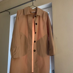 Trenchcoat from Mango - Superfin trenchcoat fra Mango, brukt 3-5 ganger, fremstår som ny, nypris 699kr. Perfekt nå til våren✨🌿 Størrelse L, men den er liten i størrelsen, ønsker du den litt oversized er denne perfekt for en S. Jeg er 1.60 m høy, den går meg til rett under knærne. Lav pris pga flytt. Trenchcoat from Mango, used 3-5 times, new price 699kr. Size L, small in the size🧡 I am 1.60 m, and the jacket is going straight under my knees. Low price because im moving.
