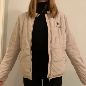 Beige Bondelid Vårjacka - Beige Bondelid Vårjacka 🤎 Originalpris runt 1300kr. Superfint skick. Tunn men otroligt varm, därför den perfekta vårjackan enligt mig 🥰  Materialet är väldigt mjukt och färgen är en ljus beige. Köparen står för frakt. 