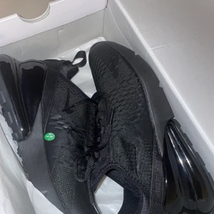 Nike Air Max 270 - Nike Air Max 270 Hel svarta Storlek 38,5  Jag köpte dessa skorna för ett tag sen men gillade inte stilen på de, när jag skulle lämna tillbaka de så hade returdatumet gått ut Fortfarande helt som nya, har bara provat skorna men aldrig använt de