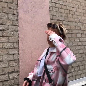 Rutig Rosa Jacka - Jacka från boohoo köpt i maj förra året, säljer då jag aldrig använder längre. Storlek S men ganska oversized