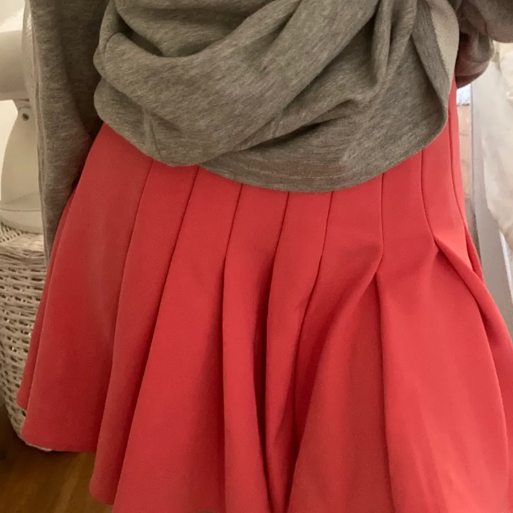 rosa super fin kjol ifrån h&m! jag är en XS/S och är 165cm💗💗 super bra skick inga defekter alls. Kjolar.