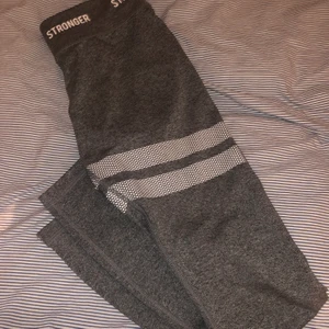 Stronger gråa träningtights - Storlek S, använda 4-5 gånger (bra skick). Köparen står för frakten🌟🌟🌟