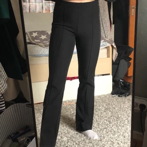 Kostymbyxor - Säljer dessa kostymbyxorna ifrån HM i storlek 40🥰Sparsamt använda så de är i god kvalité. Köptes för ca 250 kr, men säljer för 60 kr. Köparen står för frakt!😁 