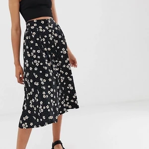 Blommig kjol från Monki - Söt sommarkjol. Tas bort 4 april.