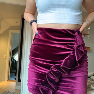 Kjol ginatricot strl S - Kjol från ginatricot i storlek S använd fåtal gånger.