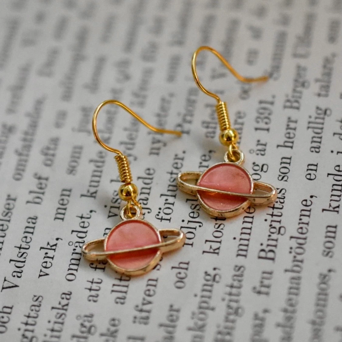 Örhängen med rosa planeter - 90