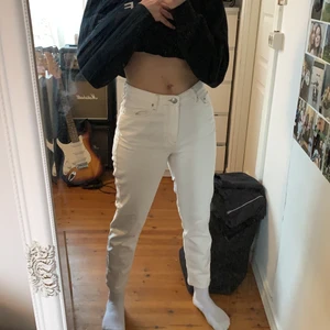 Vita jeans, Storlek 38 - Vita högmidjade jeans med med beige/bruna detaljer. Storlek 38 från Ginatricot. Knappt använda. Pris: 200 inklusive frakt
