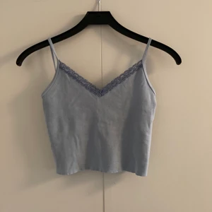 Brandy Melville - linne - Croppat linne med spets från Brandy. Sparsamt använt. Passar storlek XS. Köparen står för frakten. 🤍💫
