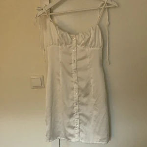 Satinklänning - Slutsåld på hemsidan. Inköpt i somras från zalando.