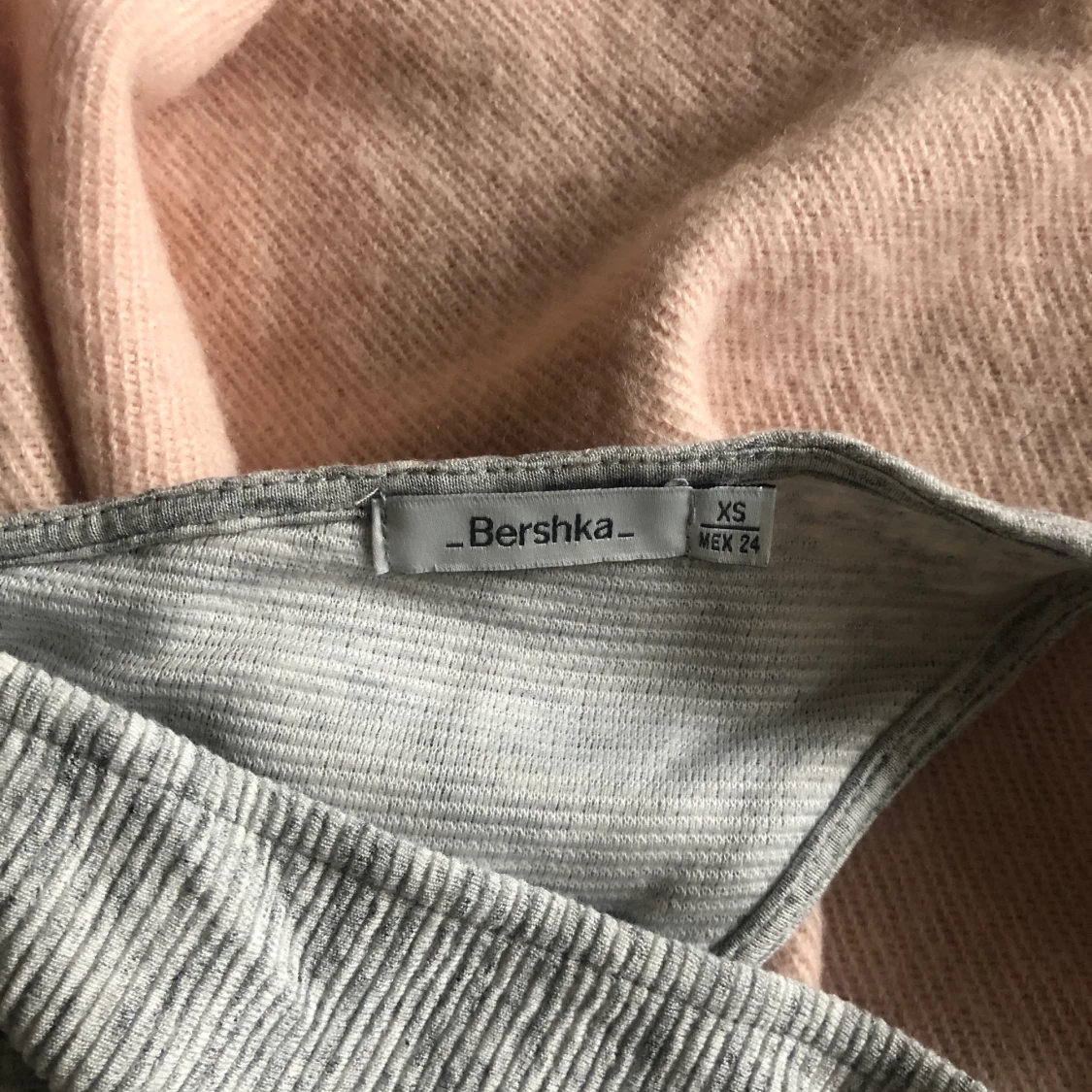 Grå tight klänning BERSHKA XS - 90