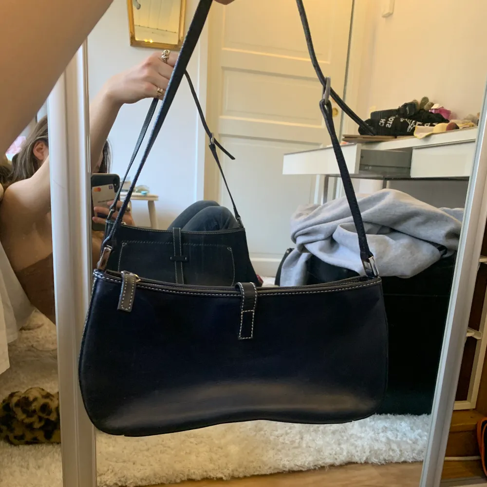Mörkblå väska med vita små stygn❤️ säljer för 90kr + frakt🌼. Väskor.