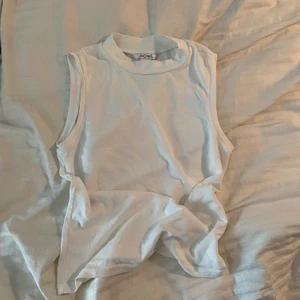 Linne från monki  - Jätte gulligt vitt linne från monki. Kommer aldrig till användning därav att den säljs, köparen står för frakten💕