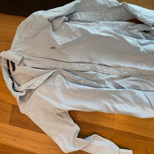 Ralph lauren skjorta  - Skjorta i bra skick, använd ett fåtal gånger! Slim fit 