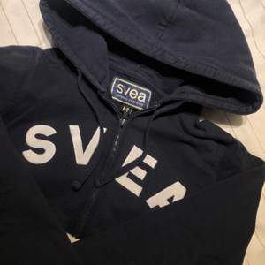 SVEA hoodie stlr: M men skulle säga att den passar mer xs/s. Den är i använd skick. 