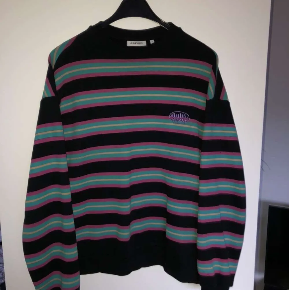 En snygg sweater från Junkyard. Använd cirka 5 gånger. Så i fint skick! Materialet är 100% bomull. Längd är 70 cm och bröstvidd 110 cm. Original pris 399 kr.  Köp nu!!! ✨✨✨✨. Hoodies.