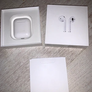 AirPods vi  - Airpods Orginal, komplett🦋 Laddningshållarn är ca 1,5 år gammal! AirPodsen ca 4 månader då jag lämnade in de andra pga fel, fick dessa på garantin Nya🌟🌟🌟🌟🌟BUDA Privat😇 (laddsaladd ingår ej)