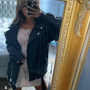 By Anastasia skinnjacka - Jätte snygg skinnjacka från Byanastasia.com, använd cirka 5 gånger så nästan i nyskick. Kostade cirka 600 på nypris. Frakten ingår i priset. Passar perfekt nu till våren!💞