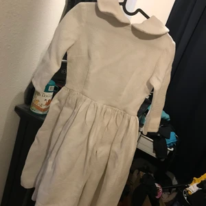 Doll dress  - Vit doll dress i tjockare material - uppskattas S. Katt i hemmet 