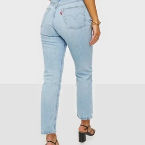 Levis 501 - Säljer nu mina jätte fina Levis jeans i modellen 501. Verkligen skit snygga och i jätte bra skick 
