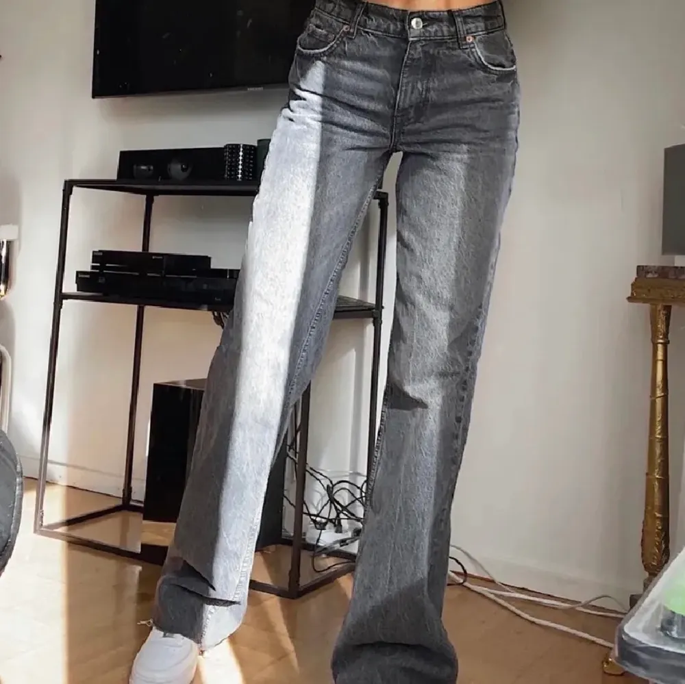 Hej, säljer mina grå zara jeans som jag knappt använt! Jag skulle säga att de passar någon som är ca 170/175 cm lång om man vill ha dom som jag har i längden! Men dom skulle även passa någon längre!  Skriv för mer info! (Säljer massa fler jeans i min profil). Jeans & Byxor.