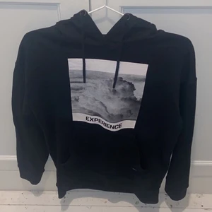 Hoodie - ‼️det är ingen fläck som syns utan ett litet tryck‼️      Säljer min hoodie! Använd nån gång men väldigt bra kvalite (: