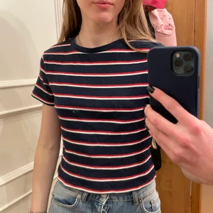 Randig t-shirt  - Gullig blå-vit-röd randig t-shirt i storlek L💙