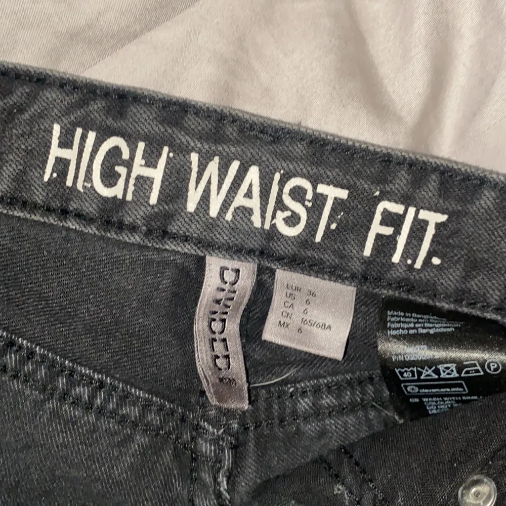 Säljer dessa jeans-shorts ifrån H&M men högmidja och coola nitar framtill. De är i en grå washed färg. Säljer dom för 50kr och köparen står för frakten! Strl 36, använda ett par gånger men endast legat i en låda på senare tid.🌸. Shorts.