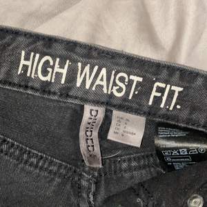 Säljer dessa jeans-shorts ifrån H&M men högmidja och coola nitar framtill. De är i en grå washed färg. Säljer dom för 50kr och köparen står för frakten! Strl 36, använda ett par gånger men endast legat i en låda på senare tid.🌸