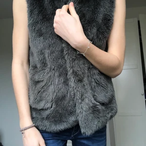 Pälsväst zara - Pälsväst med bra luva från zara