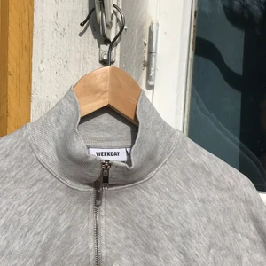 Weekday Sweatshirt - Grå magtröja med krage, från Weekday! Väldigt skön och supersnygg men kommer tyvärr inte till användning. Jag kommer såklart stryka den innan jag skickar den till köparen😊
