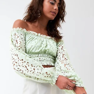 Söt topp  - Jättefin topp/ blus i storlek xs✨💫Den är från Gina och är i toppenskick. Superfin färg till våren/ sommaren och har en massa fina detaljer🌸 Bilderna är tagna från Gina tricots hemsida, skriv privat för fler bilder på plagget. 