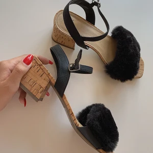 Jätte söta skor - Mycket söta skor i storlek 40, perfekta till sommaren. Mycket bra skick.                        Skriv om du är intresserad så kollar jag fraktkostnad. Produkten kan också hämtas.