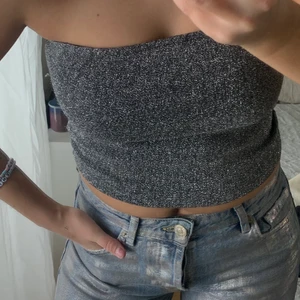 Glittrig topp - Glittrig topp från Nakd! Supersnygg men kommer aldrig till användning längre :( Storlek S men stretchig så passar nog även en liten M