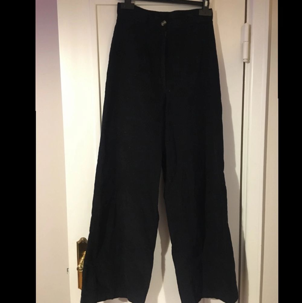 Säljer dessa skitsnygga wide-leg Manchesterbyxor från asos, reclaimed vintage. Ganska tunnt tyg, vilket gör att de blir de perfekta till sommaren/våren! Köpta förra sommaren och knappt använda. Köp för 150kr ink frakt eller kom med eget förslag.. Jeans & Byxor.