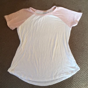 Gina tricot t-shirt Stl S - Fin t-shirt som tyvärr inte kommer till användning längre. Passar alla mellan XS-M då den är väldigt stretchig i matrialet. Inga difekter! Det går även att få mer bilder på plagget.☺️