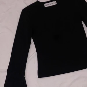IVYREVEL blus med långa armar och slit  - Denna blusen från Ivyrevel har långa armar med slit. Strl xs 