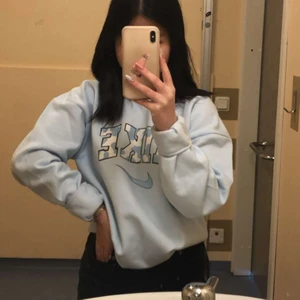 Nike crewneck - Jättefin tröja med Nike trycket på. Dock inte äkta. Superfin babyblå tröja. Modellen är lite oversized. Budgivning vid fler intresserade. Hör av er vid frågor🥰
