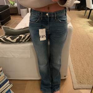 Säljer dessa helt nya Zara jeansen som är slut online!! Jag är 172/173 cm så dem är långa i längden🤎