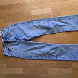 Säljer ett par superfina blåa jeans från zara i storlek 34. Tyvärr är de för korta för mig som är runt 170! knappt använda! Köparen står för frakten!