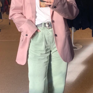 gröna jeans  - gröna jeans från zara, har klippt en slits på sidorna! stl 34, men passar mig som vanligtvis bär 36-38. använd fåtal gånger. köparen står för frakten :) 