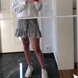 Söt kjol! - Kjol men knytning fram och volang köpt på shein för 119kr🤍 använd fåtal gånger!