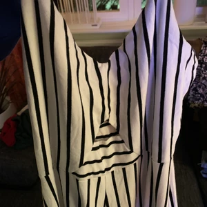 Jumpsuit - Mkt snyggare än vad bilderna visar, superskönt material och sitter fint på. Skriv vid frågor/prisförslag💕