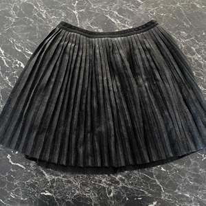 ”Glittrig/metallaktig” kjol från Zara barn i storlek 140 men passar mig som jag XS/S. Den är plisserad och har en innerkjol! I använt skick.