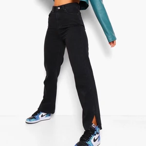 Raka jeans med slits  - Säljer dessa sjukt snygga och moderna jeansen från boohoo då jag köpte fel storlek. Jeansen är i storlek 36 men skulle även kunna passa en 38! Köparen står för frakt💕 oanvända med prislapp kvar