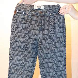 MOSCHINO vintage jeans i fint skick. Storlek uppskattas till XS/S, 25/26. 🤍