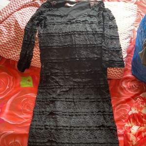 Säljer en svart spetsklänning som kommer ner till knäna. Köpt för 500kr men säljs för 250 plus frakt. Helt oanvänd! 