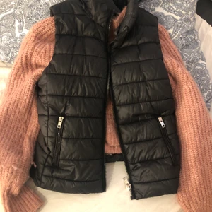 Stickad Zara tröja me ballongärm  - En söt rosa tröja som tyvärr inte kommer till användning.       Den är super snygg med väst till,passar ju jättebra nu till våren (västen ingår ej)orginal pris 499kr